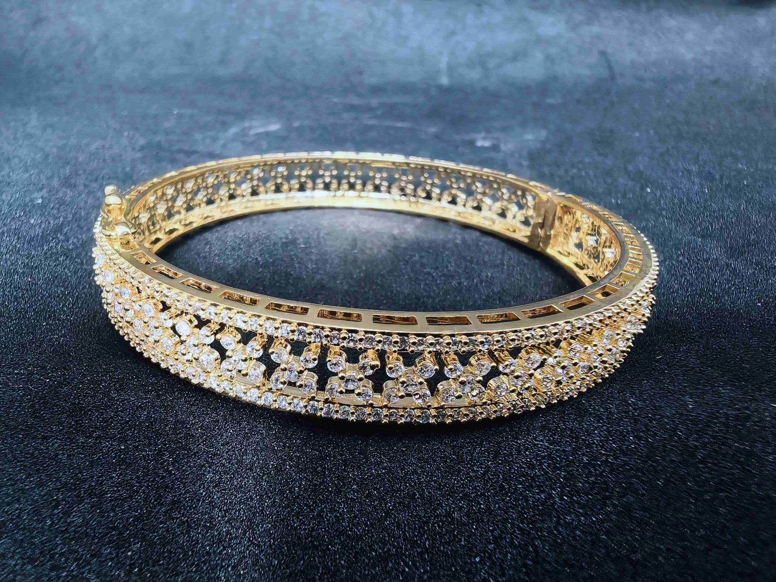 2 pieces gold plated bangle size 26-মহিলাদের জন্য এক-পিস গোল্ড-প্লেটেড বালা, পার্টি, বিয়ে ও উৎসবের জন্য