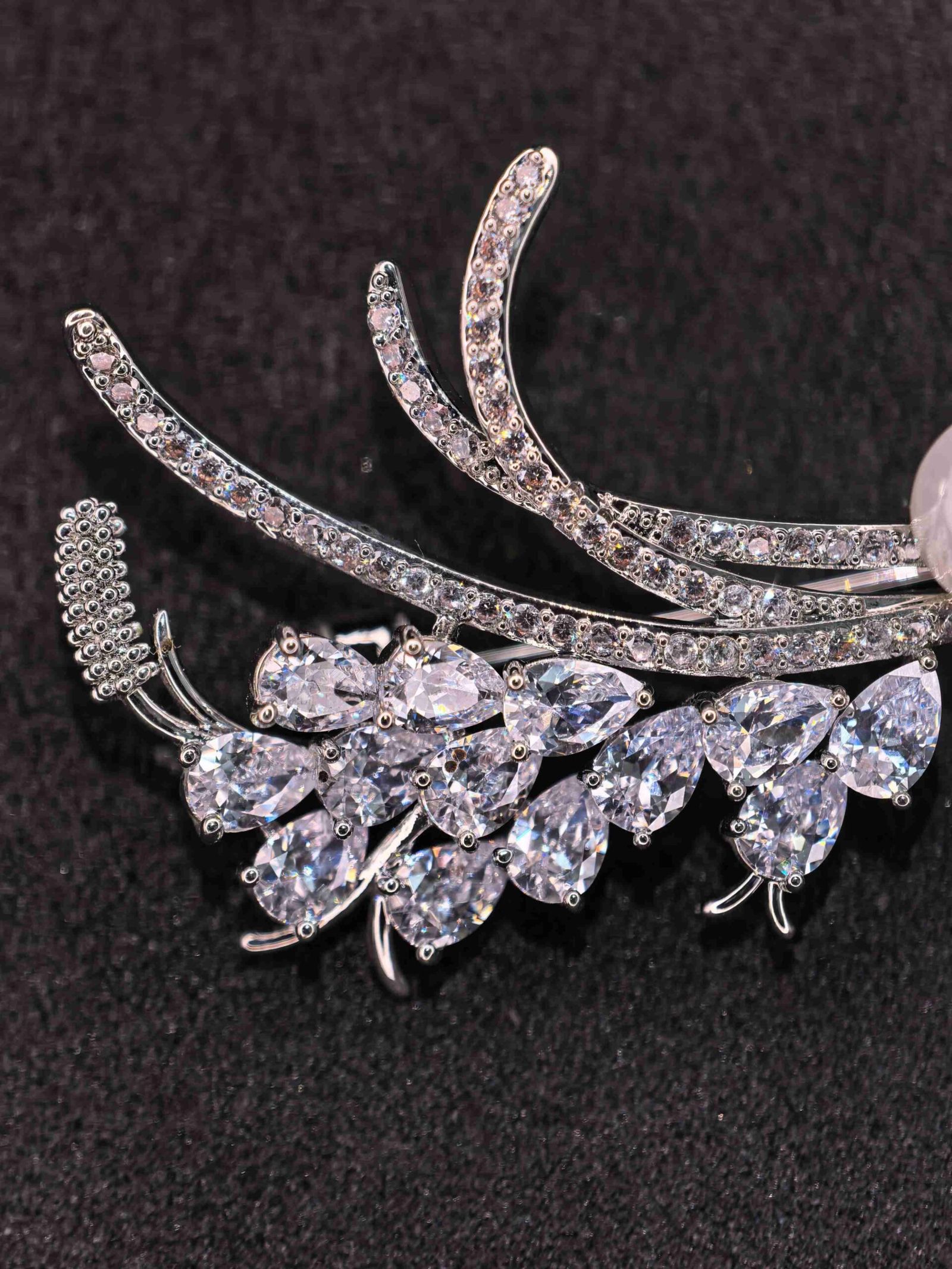 Crystal Flower Brooch with Pearl for Women | মহিলাদের ক্রিস্টাল ফ্লাওয়ার ব্রোচ পার্লসহ শাড়ি ও হিজাবের জন্য - Image 3