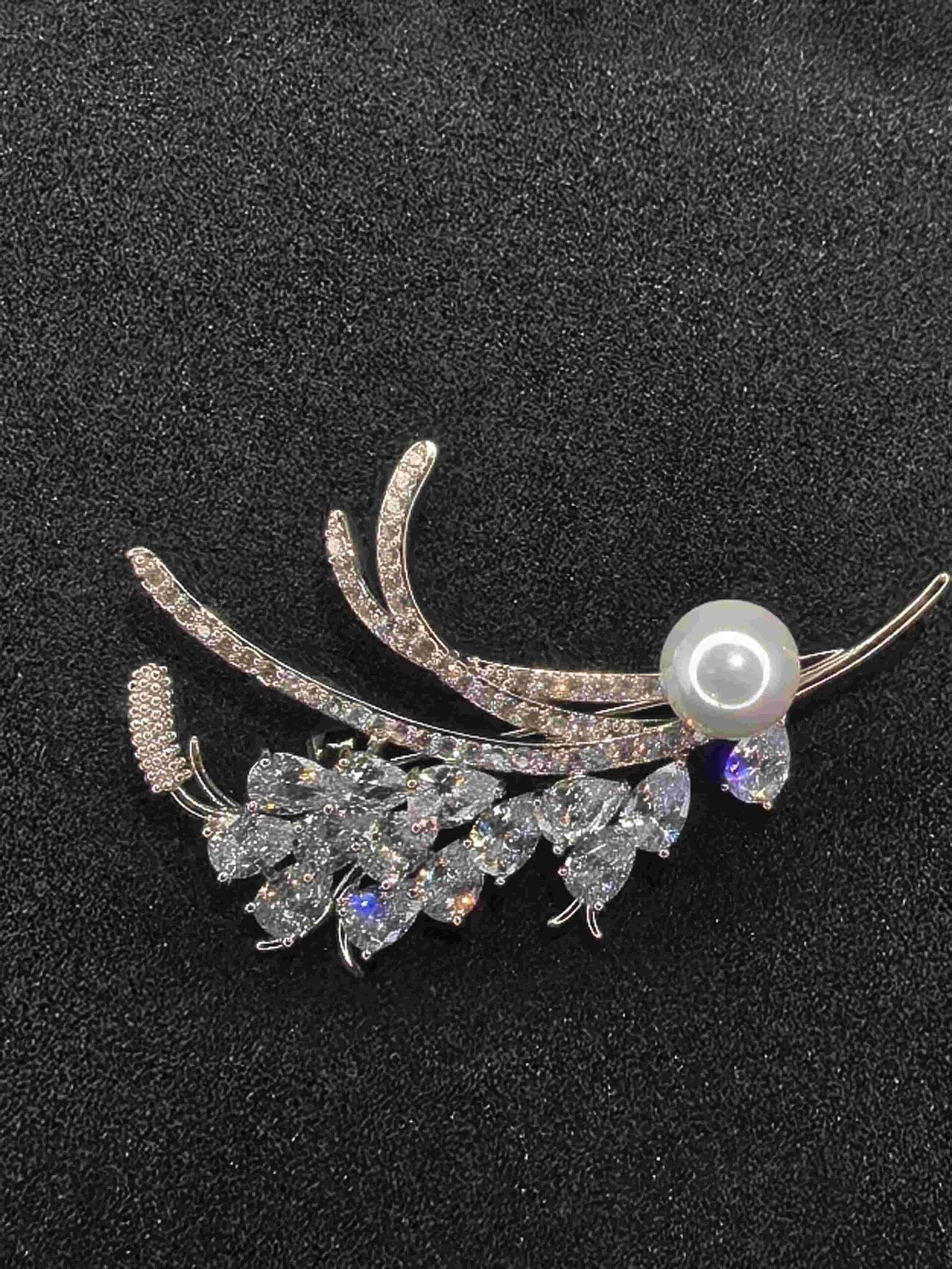 Crystal Flower Brooch with Pearl for Women | মহিলাদের ক্রিস্টাল ফ্লাওয়ার ব্রোচ পার্লসহ শাড়ি ও হিজাবের জন্য - Image 4