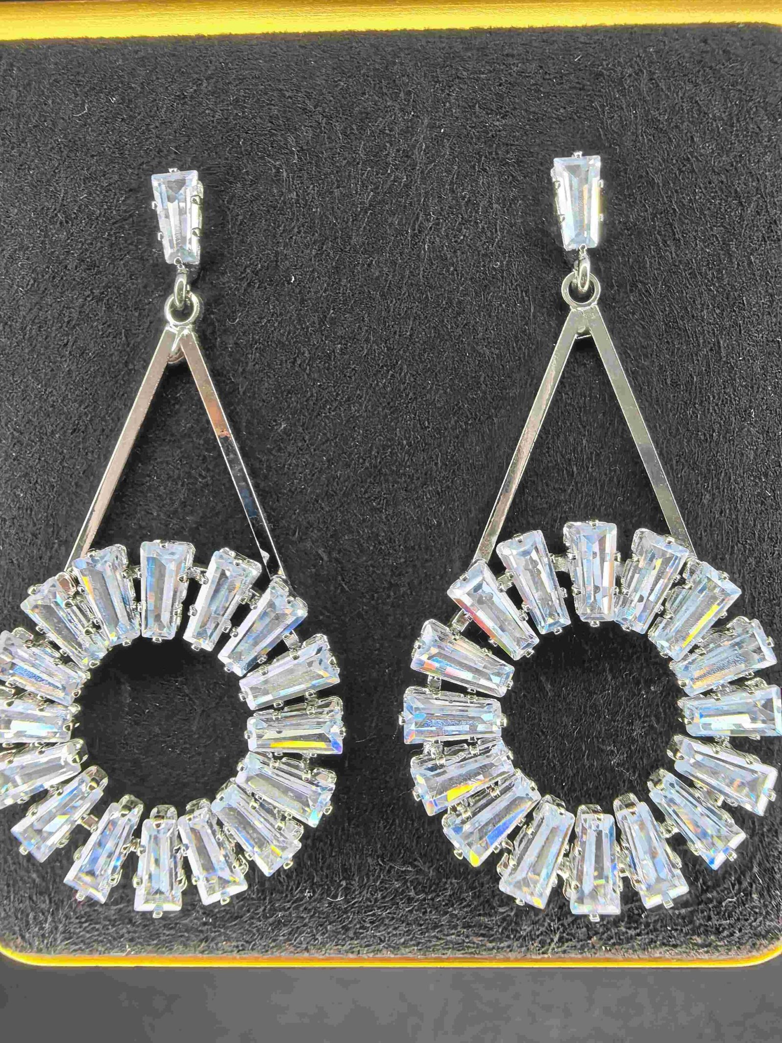 Diamond cut stone with circel earings for women-পার্টি, বিয়ে ও উৎসবে স্টাইল বাড়ানোর মহিলাদের ডায়মন্ড কাট স্টোন সার্কেল ইয়াররিংস