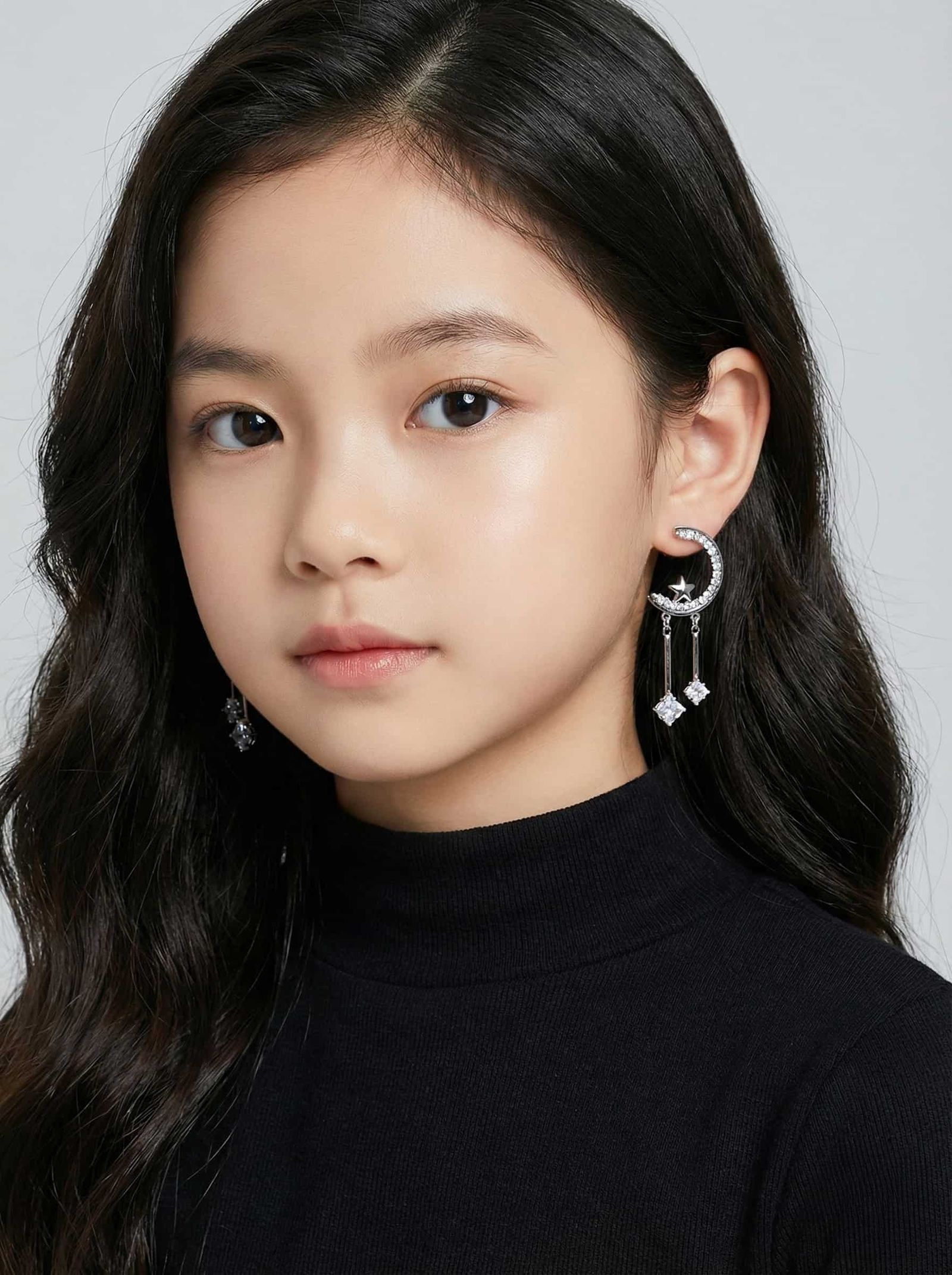 Diamond-Cut Stone with Moon and Star Earings for Women | মহিলাদের চাঁদ ও তারকা ডিজাইনের ক্রিস্টাল ড্যাংলার ইয়াররিংস পার্টি ব্যবহারের জন্য - Image 2