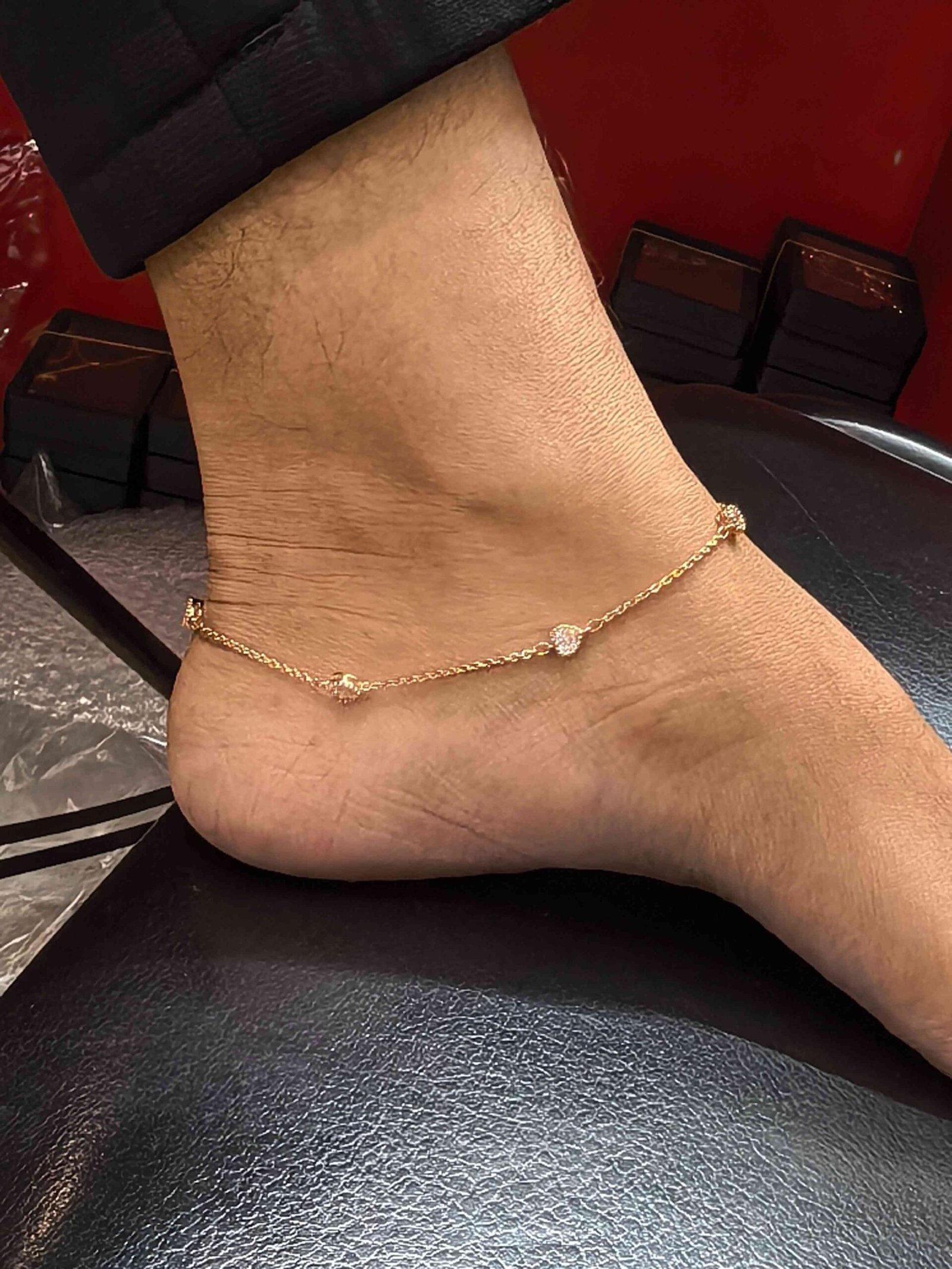 Gold plated with white stone for women-পার্টি, বিয়ে ও উৎসবে স্টাইল বাড়ানোর মহিলাদের গোল্ড-প্লেটেড হোয়াইট স্টোন পায়েল