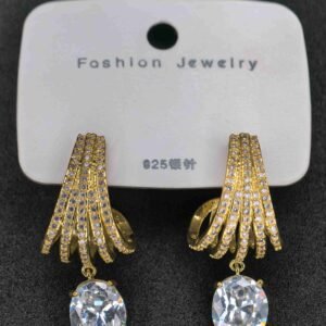 Gold plated stone with a medium white stone for women-পার্টি ও উৎসবে স্টাইল বাড়ানোর মহিলাদের গোল্ড-প্লেটেড নেকলেস হোয়াইট স্টোনসহ