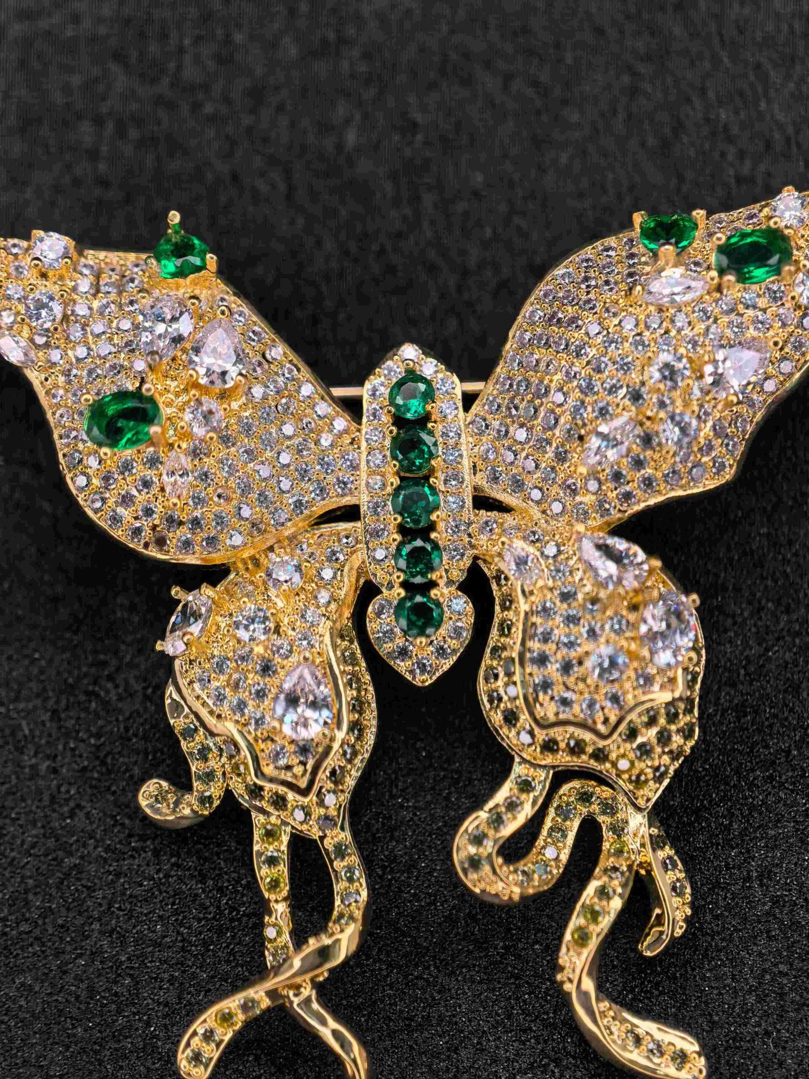 Green Stone Butterfly Brooch for Women | মহিলাদের গ্রিন স্টোন ও হোয়াইট ক্রিস্টাল বাটারফ্লাই ব্রোচ পিন শাড়ি ও হিজাবের জন্য - Image 4