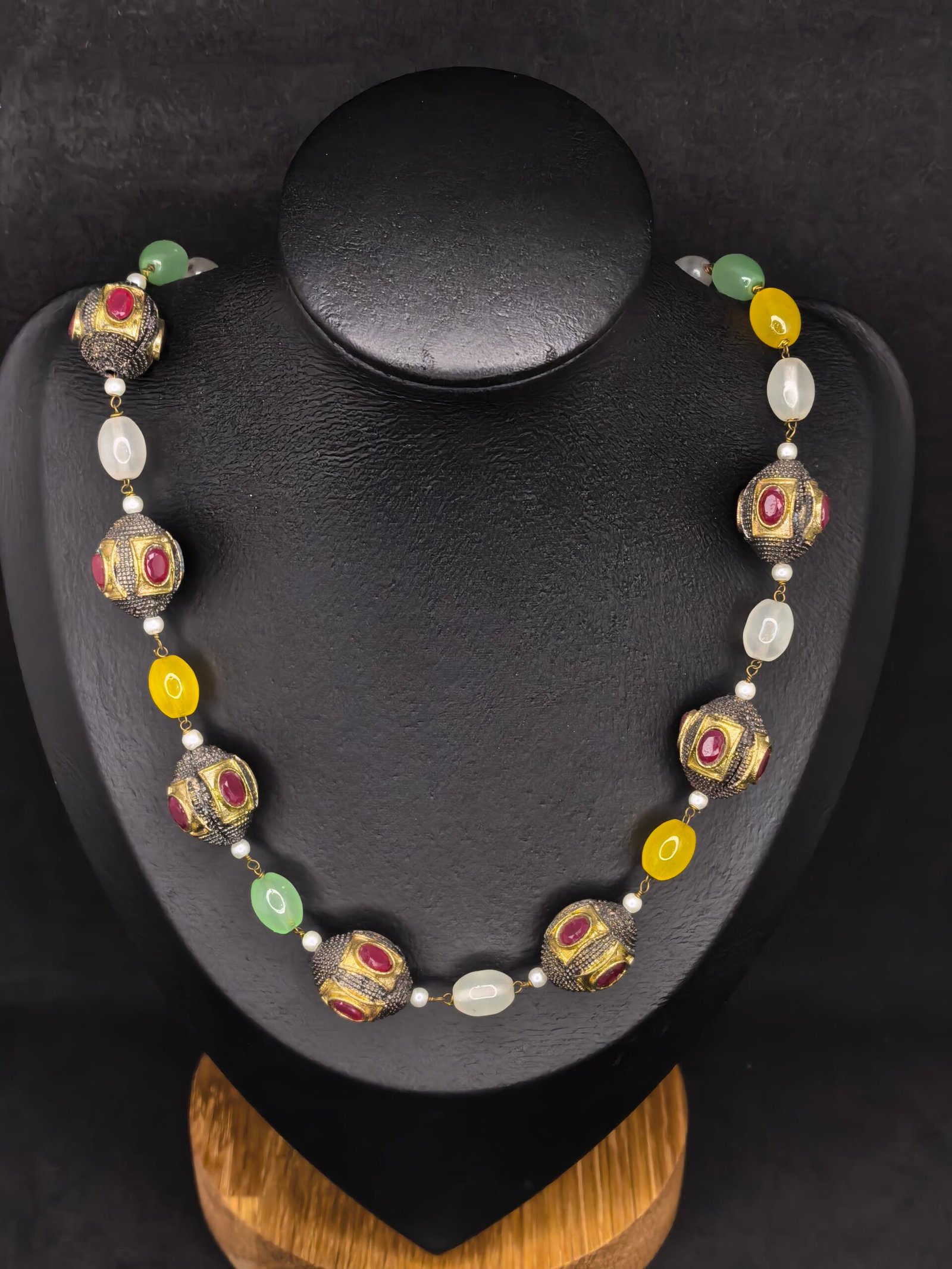 Multi colour glass and metal accent beaded mala for women-মহিলাদের পার্টি ও উৎসবে স্টাইল বাড়ানোর মাল্টিকালার গ্লাস-মেটাল বীড নেকলেস