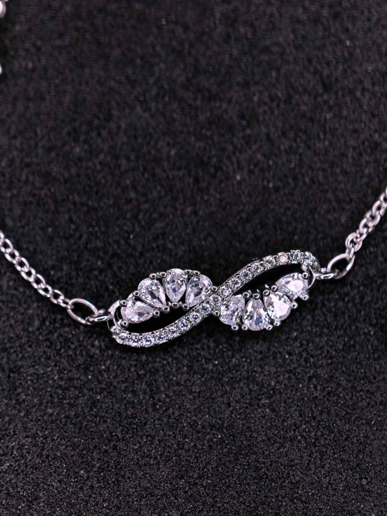 Silver plated daimond cut stone fasion anklet for women - পার্টি ও উৎসবে স্টাইল বাড়ানোর সিলভার-প্লেটেড ডায়মন্ড কাট স্টোন পায়েল