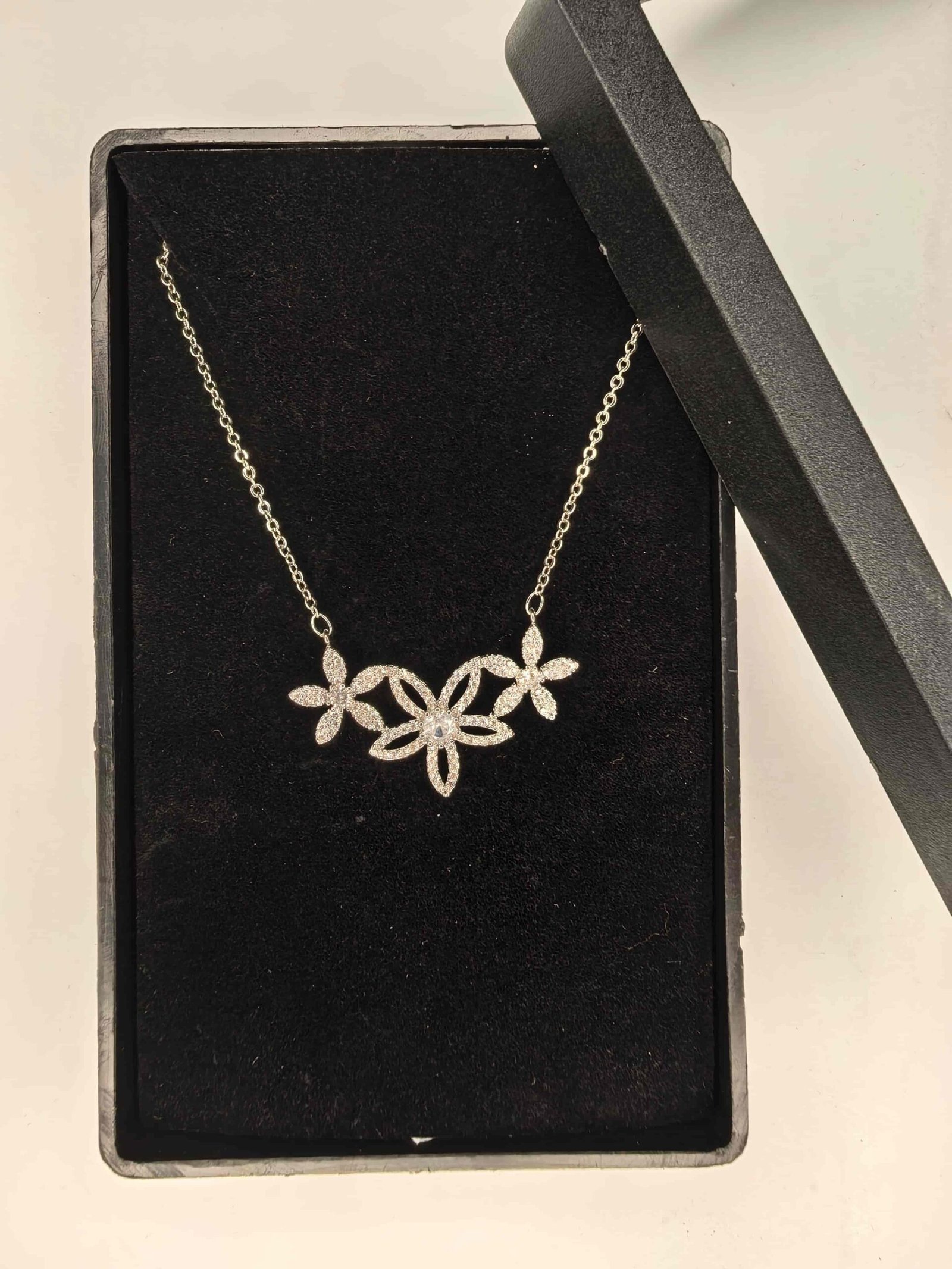 One pieces sliver stone necklace for women-মহিলাদের জন্য এক-পিস সিলভার স্টোন নেকলেস, পার্টি, বিয়ে ও উৎসবের জন্য - Image 3