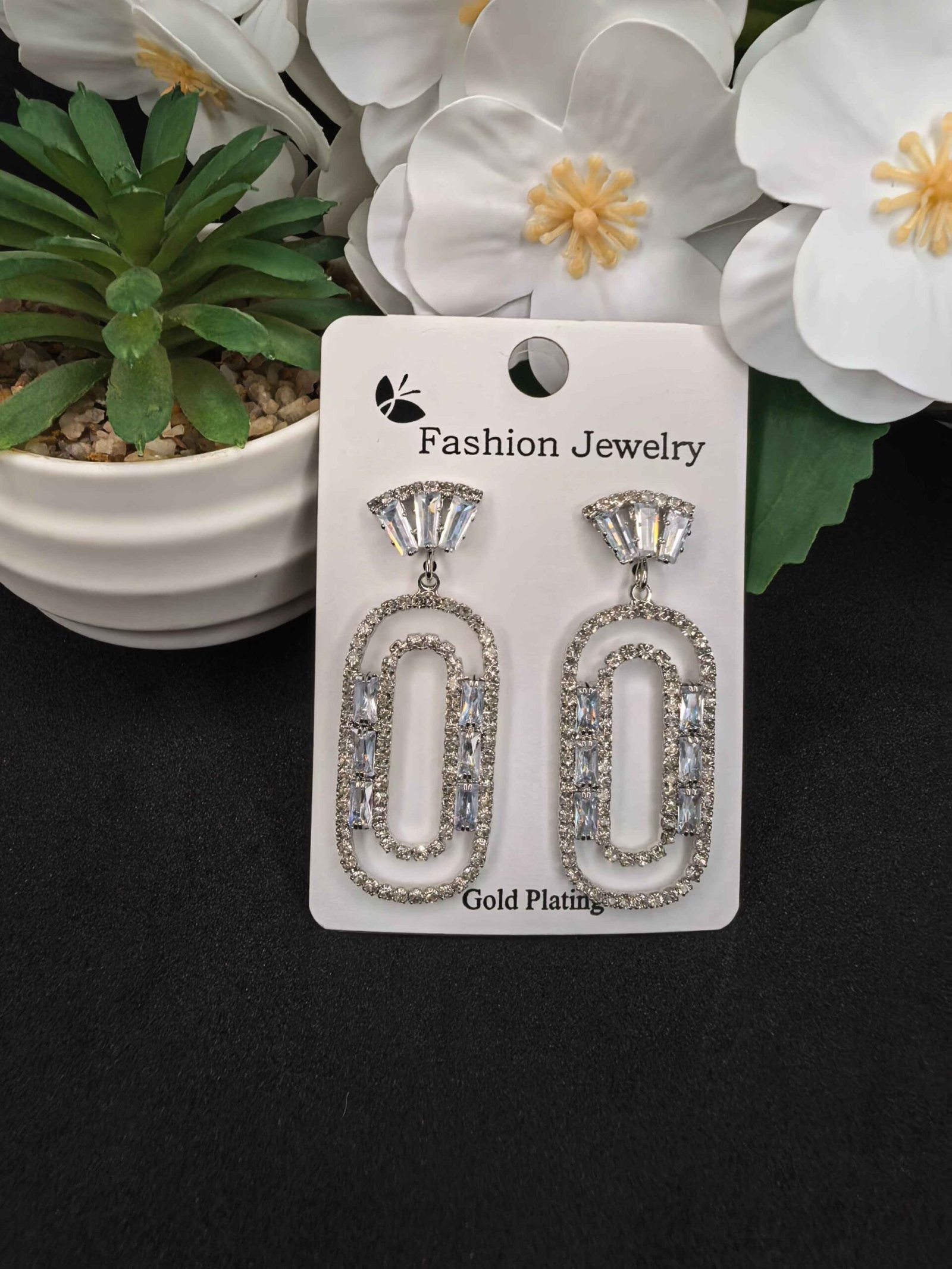 Silver plated fashion earings with claer stone-পার্টি, বিয়ে ও উৎসবে স্টাইল বাড়ানোর মহিলাদের সিলভার-প্লেটেড ফ্যাশন ইয়াররিংস ক্লিয়ার স্টোনসহ - Image 4