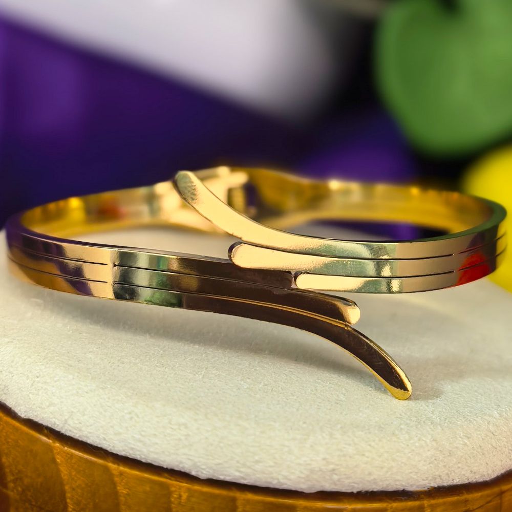 Elegant Gold Toned Bracelet for Women– মহিলাদের জন্য স্টাইলিশ গোল্ড টোনড ব্রেসলেট - Image 2