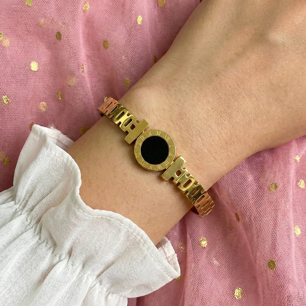 Gold Plated Black Circle Bracelet – মহিলাদের জন্য স্টাইলিশ গোল্ড প্লেটেড ব্ল্যাক সার্কেল ব্রেসলেট