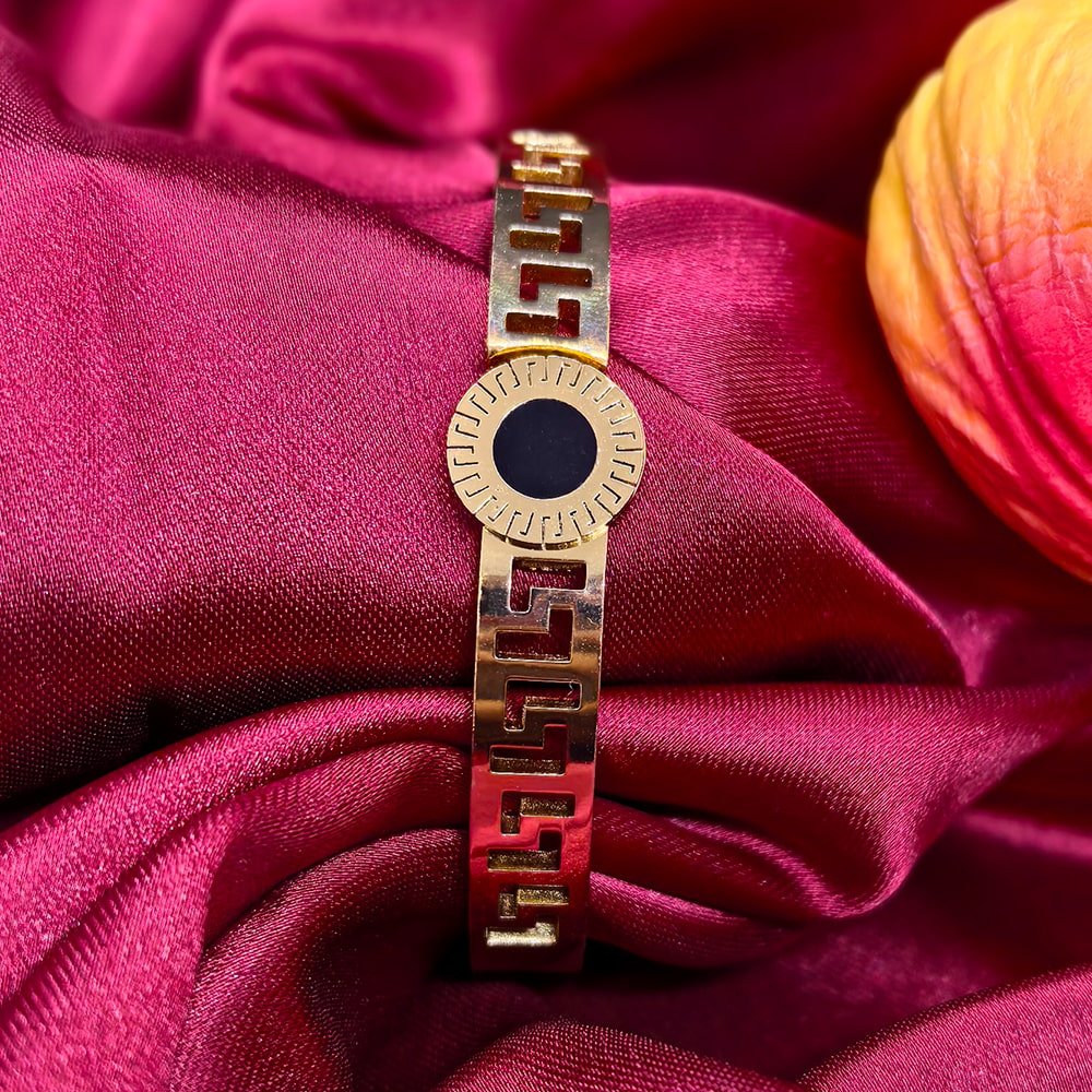 Gold Plated Black Circle Bracelet – মহিলাদের জন্য মিনিমালিস্ট ও স্টাইলিশ গোল্ড প্লেটেড ব্ল্যাক সার্কেল ব্রেসলেট - Image 2