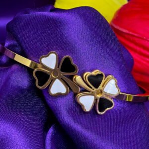 Gold Plated Bracelet with Black & White Floral Design – মহিলাদের জন্য স্টাইলিশ গোল্ড প্লেটেড ব্ল্যাক ও হোয়াইট ফ্লোরাল ডিজাইন ব্রেসলেট