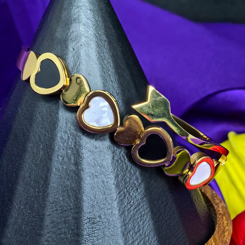 Gold Plated Stainless Steel Bracelet with Black & White Heart Shape – মহিলাদের জন্য স্টাইলিশ গোল্ড প্লেটেড স্টেইনলেস স্টীল ব্রেসলেট - Image 3