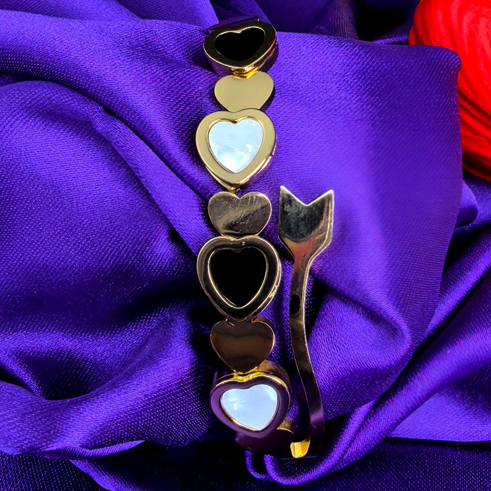 Gold Plated Stainless Steel Bracelet with Black & White Heart Shape – মহিলাদের জন্য স্টাইলিশ গোল্ড প্লেটেড স্টেইনলেস স্টীল ব্রেসলেট - Image 2