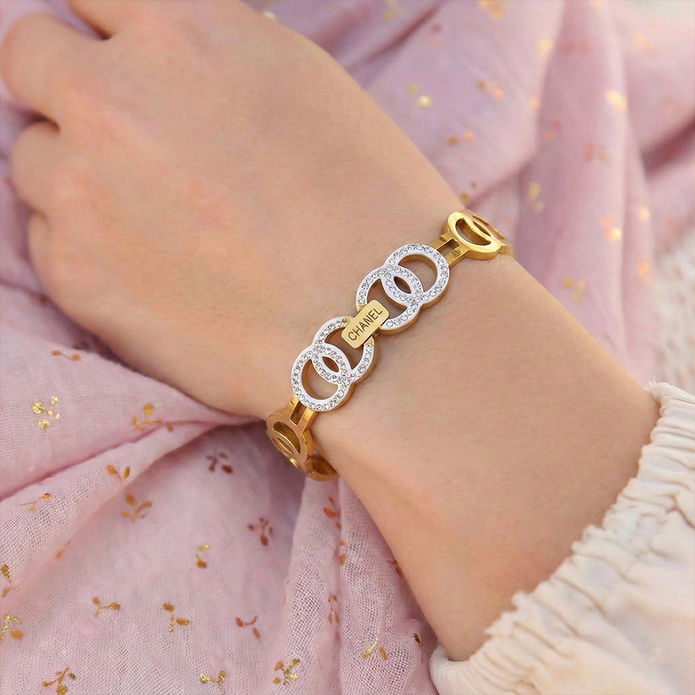 Gold-Tone Cuff Bracelet with Crystal-Embellished Double C Logo – মহিলাদের জন্য স্টাইলিশ গোল্ড-টোন কাফ ব্রেসলেট