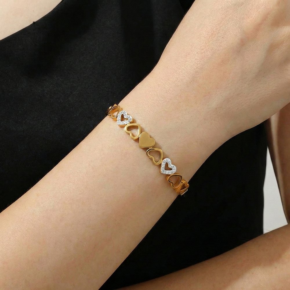 Gold-Tone Heart Link Bracelet with Diamond Accents – মহিলাদের জন্য স্টাইলিশ গোল্ড-টোন হার্ট লিঙ্ক ব্রেসলেট