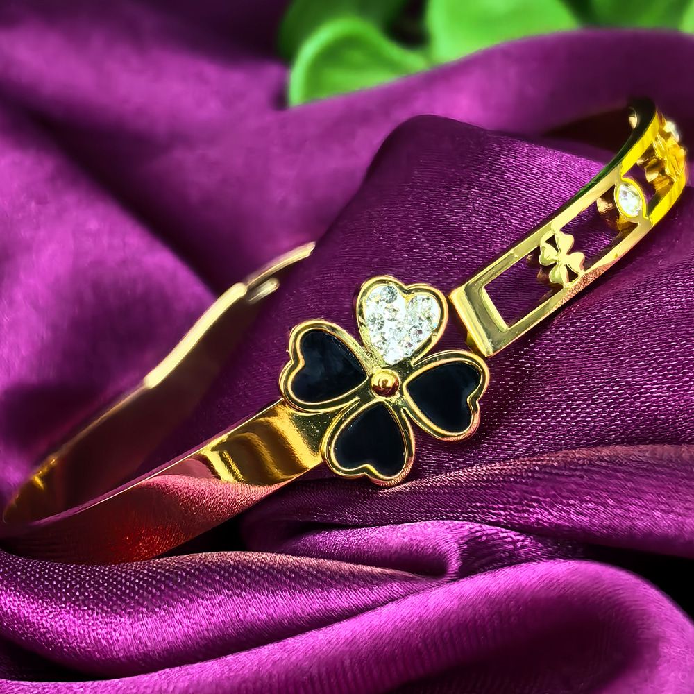 Gold Toned Bracelet with Black Floral Design – মহিলাদের জন্য এলিগ্যান্ট ব্ল্যাক ফ্লোরাল স্টাইল ব্রেসলেট - Image 3