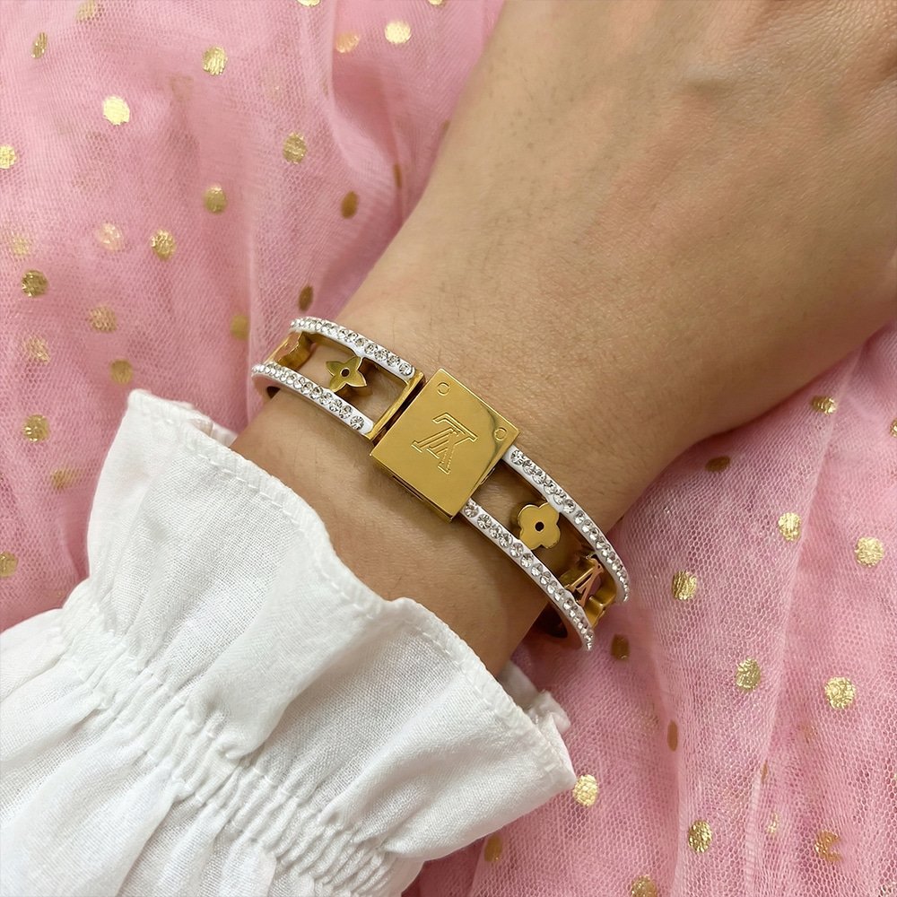 Gold Toned Louis Vuitton Empreinte Medium Bracelet – মহিলাদের জন্য এলিগ্যান্ট লাক্সারি স্টাইল ব্রেসলেট