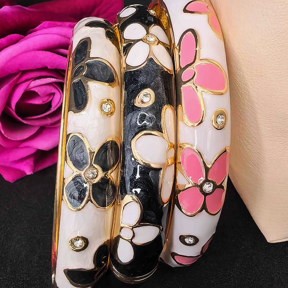 Elegant Multicolor Resin Bangle with Gold-Tone Accents – মহিলাদের পার্টি, ফ্যাশন ও স্পেশাল অনুষ্ঠানের জন্য স্টাইলিশ ব্রেসলেট