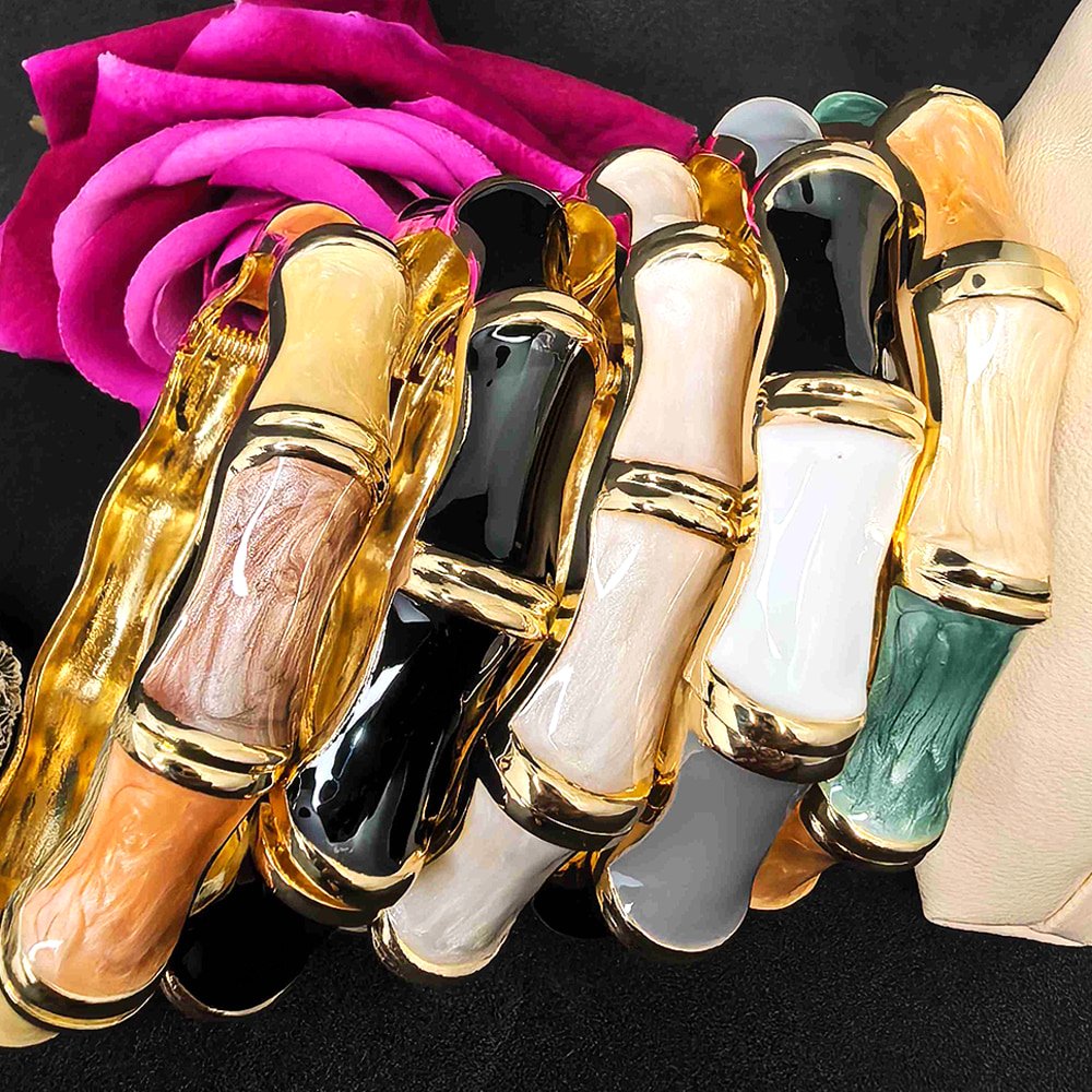 Elegant Multicolor Resin Bangle with Gold-Tone Accents – মহিলাদের পার্টি, ফ্যাশন ও স্পেশাল অনুষ্ঠানের জন্য স্টাইলিশ ব্রেসলেট