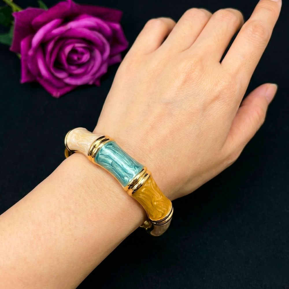 Elegant Multicolor Resin Bangle with Gold-Tone Accents | মহিলাদের পার্টি ও ফ্যাশন আউটফিটের জন্য স্টাইলিশ মার্বেল ব্রেসলেট - Image 11