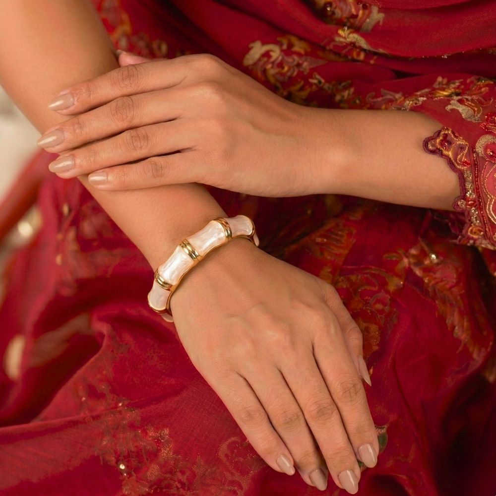 Elegant Multicolor Resin Bangle with Gold-Tone Accents | মহিলাদের পার্টি ও ফ্যাশন আউটফিটের জন্য স্টাইলিশ মার্বেল ব্রেসলেট - Image 5
