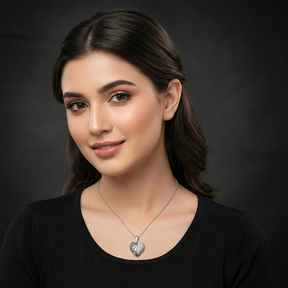 Silver-toned necklace with a heart-shaped pendant necklace – মহিলাদের জন্য প্রিমিয়াম স্টেইনলেস স্টিল হার্ট পেনডেন্ট নেকলেস - Image 2