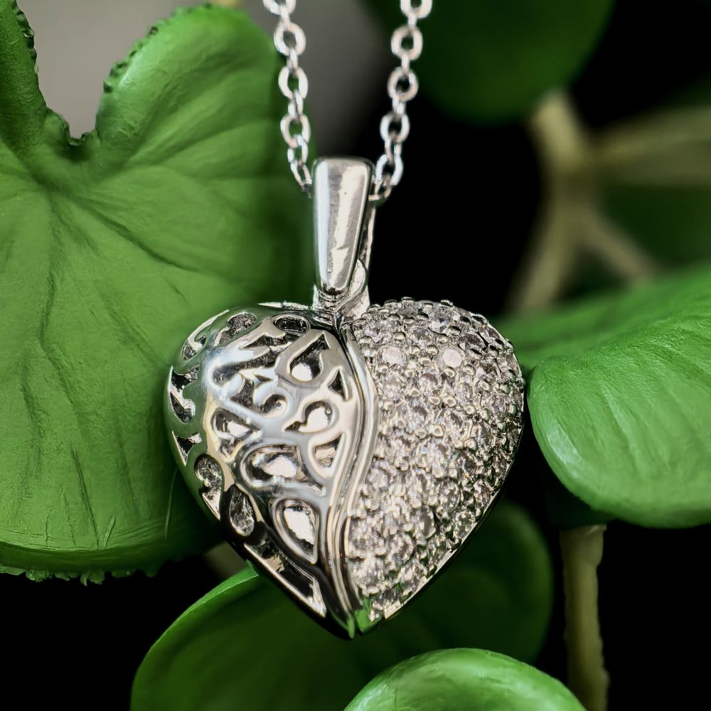 Silver-toned necklace with a heart-shaped pendant necklace – মহিলাদের জন্য প্রিমিয়াম স্টেইনলেস স্টিল হার্ট পেনডেন্ট নেকলেস - Image 3