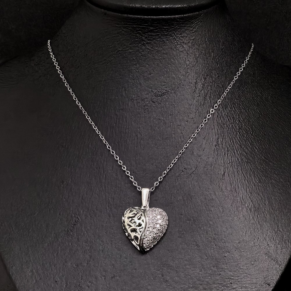 Silver-toned necklace with a heart-shaped pendant necklace – মহিলাদের জন্য প্রিমিয়াম স্টেইনলেস স্টিল হার্ট পেনডেন্ট নেকলেস