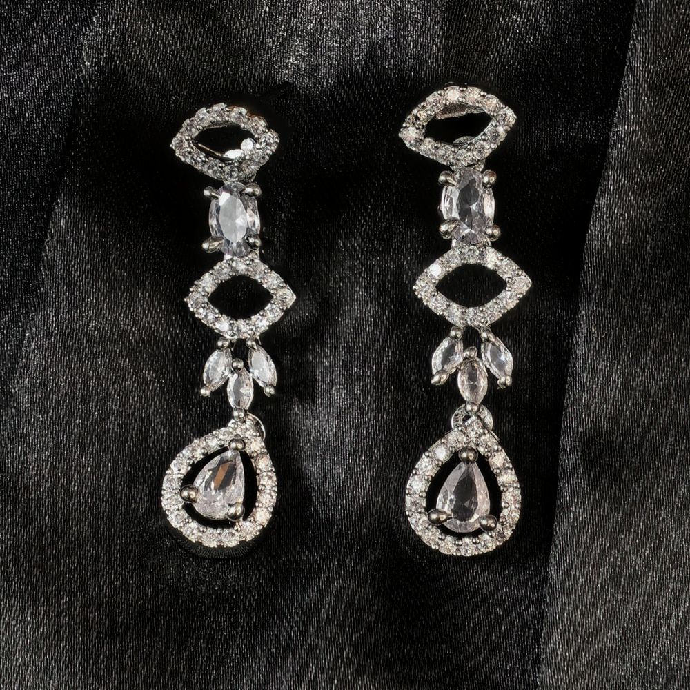 Silver Toned 3 Pieces Zirconia Necklace Set for Women – আপনার সাজে রাজকীয় আভিজাত্য আনতে মহিলাদের জন্য হার্ট শেপ স্টোন নেকলেস সেট - Image 3