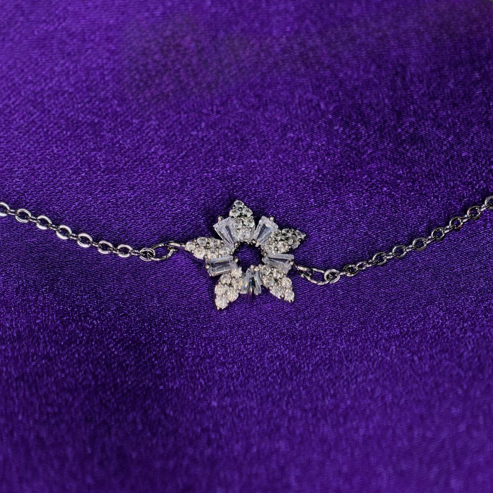 Silver plated diamond cut stone fashion anklet for women – মহিলাদের জন্য স্টার ও ফ্লোরাল ডিজাইনের স্টাইলিশ সিলভার পায়েল - Image 3