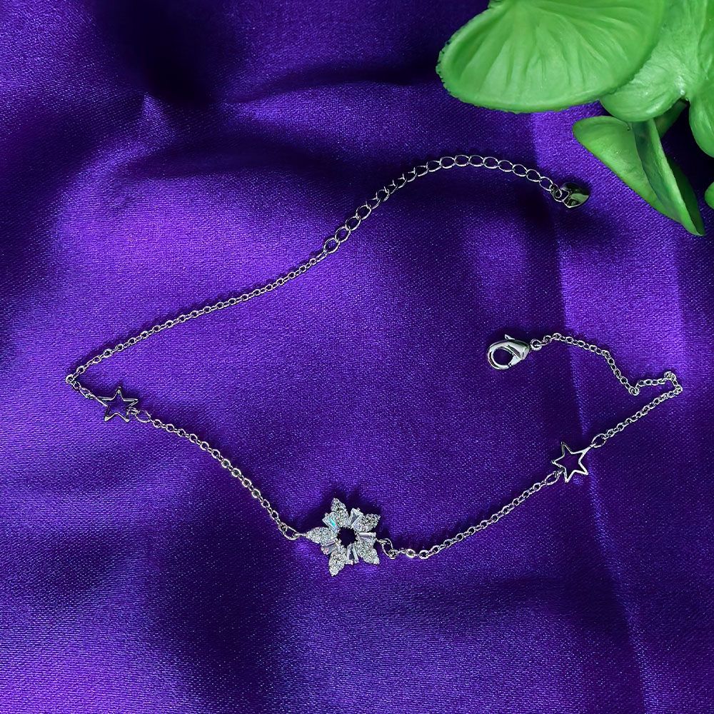 Silver plated diamond cut stone fashion anklet for women – মহিলাদের জন্য স্টার ও ফ্লোরাল ডিজাইনের স্টাইলিশ সিলভার পায়েল - Image 2