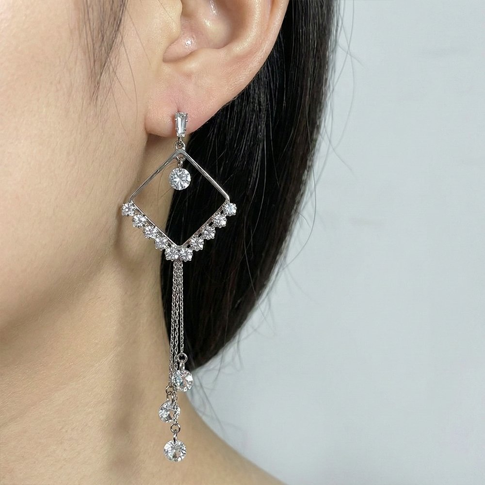 Silver and Gold-Plated Geometric Rhombus Drop Earrings with Rhinestone and Tassel Details মহিলাদের জন্য রাজকীয় জিওমেট্রিক রম্বস ড্রপ ইয়াররিং কালেকশন - Image 5