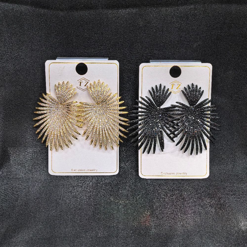 Exclusive Jewelry Gold Metal Drop Earrings in Black and White