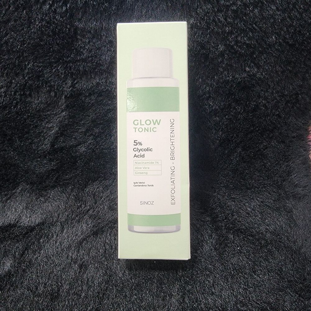 Glow Tonic 5% Glycolic Acid Exfoliating Toner Green & White Cardboard