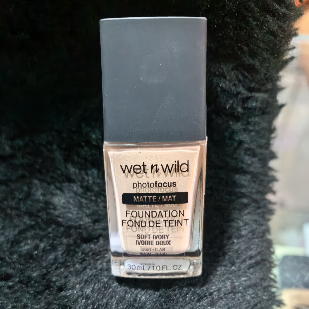 Wet n Wild Photofocus Matte Foundation Soft Ivory Glass Bottle