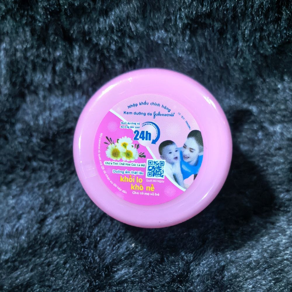 Johnson's Skin Moisturizing Cream Jar with Chamomile Extract