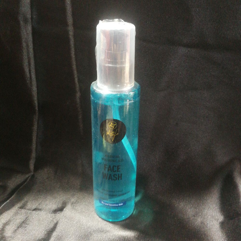 Blue Clear White Plastic Face Wash – Gentle Daily Cleanser for Skin