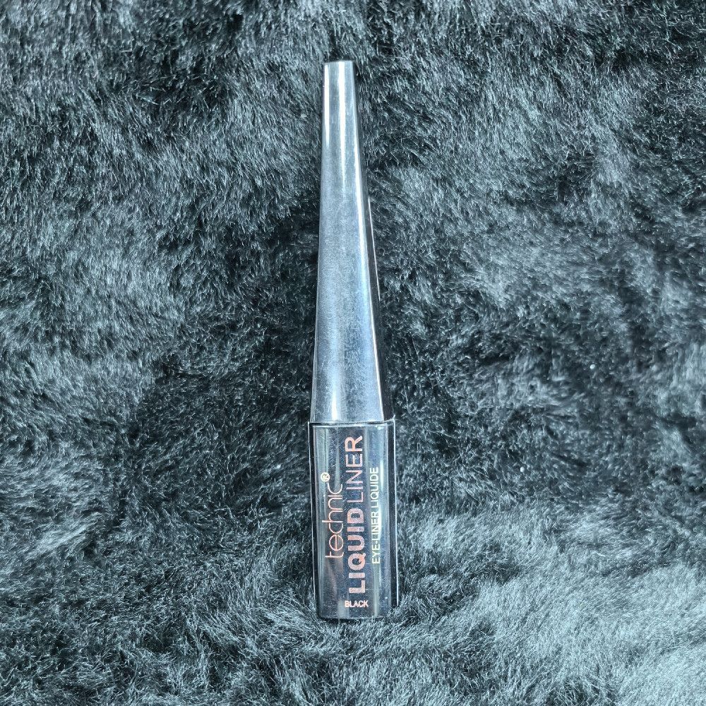 Dual‑Tone Black and Silver Liquid Eyeliner for Precise Eye Definition